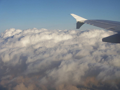 飞机起飞后的机翼上的视图, 飞越云层