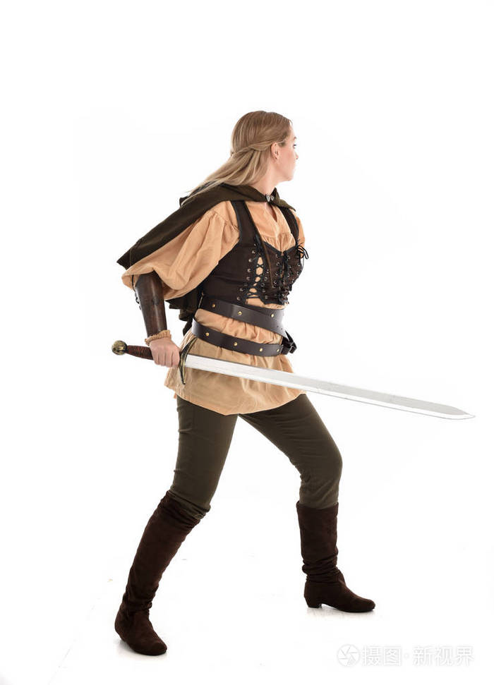 穿着中世纪服装的女孩的全长肖像, 站姿与回到相机.