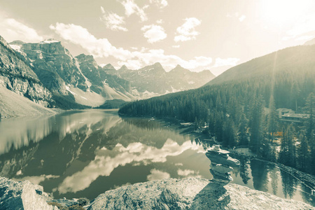 美丽的青绿色海水，冰碛湖与白雪皑皑的山峰上面在加拿大班夫国家公园
