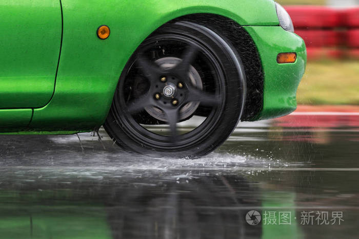 在雨天行驶的跑车车轮上的运动模糊效果