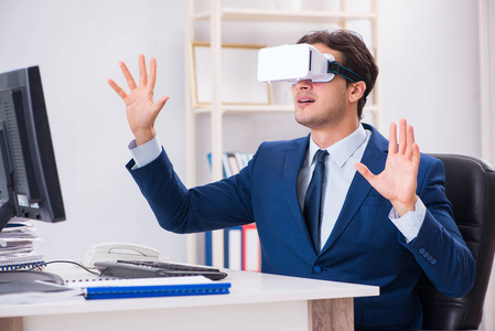 员工在办公室使用虚拟现实眼镜