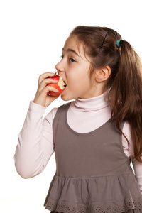小女孩和美味的苹果