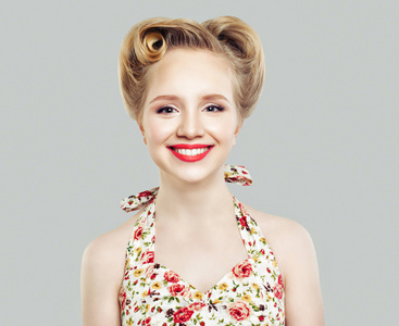 面部表情.美丽的年轻模特笑, 肖像照片