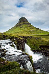 冰岛著名的三角山 Kirkufell