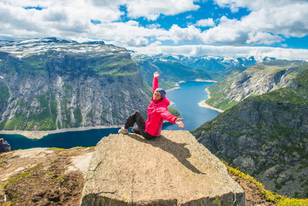 Trolltunga 挪威构成的运动型女人