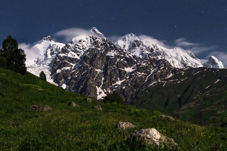 位于乔治亚州上斯瓦涅季亚的落基山脉, 有雪山的夜景。夜星空和高加索山脉 Tetnuldi, Gistola, Dzhangi 头