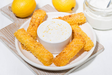 面包屑和酸奶汁的油炸干酪, 水平照片