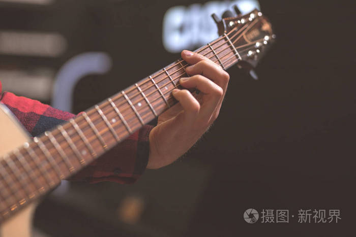 演奏吉他特写的音乐家