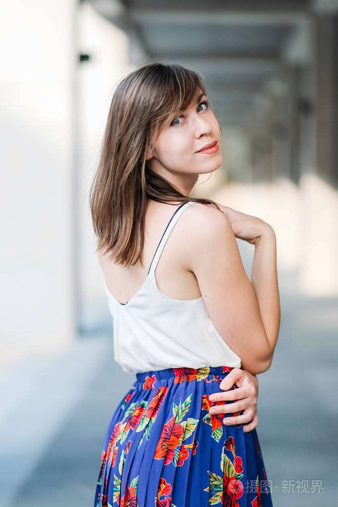 年轻美丽的女人在街上城市背景妇女