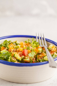 纯素食健康彩虹沙拉配以藜麦, 豆腐, 鳄梨和羽衣甘蓝, 白色背景。健康清洁饮食理念
