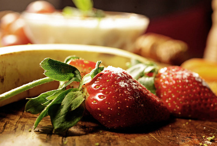 新鲜草莓在盘子里