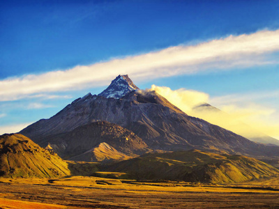 火山景观 对卡门火山活动 Klyuchevskoy 火山和活动 Bezymianny 火山的看法