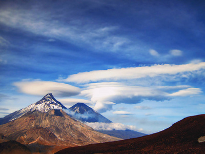 火山景观 对卡门火山活动 Klyuchevskoy 火山和活动 Bezymianny 火山的看法