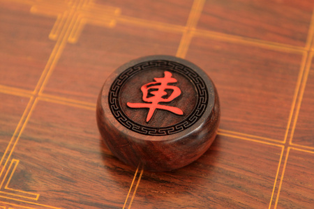 中国象棋中国木质板中的西洋棋棋子照片