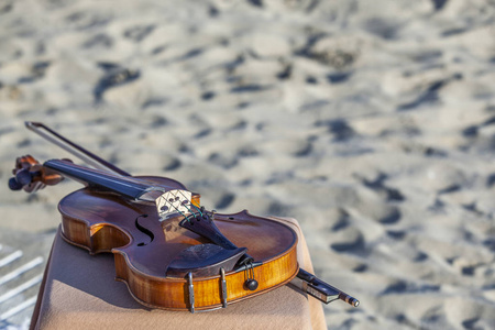 夏季在沙滩上铺设的古代小提琴