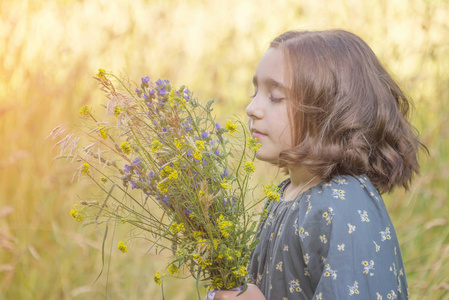 小女孩带着一束野花, 漫步在一幅画像边缘的森林里。
