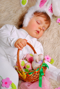 睡觉的婴孩在复活节小兔子服装图片