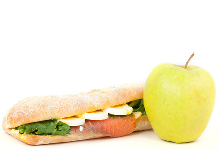 烟熏三文鱼 蛋 白色背景上的绿色苹果真正三明治
