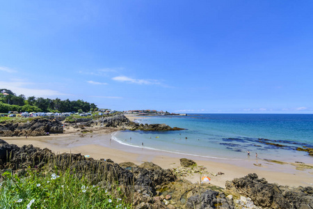 西班牙北部海岸的小海滩在坎塔布利亚省一个晴朗的夏天天