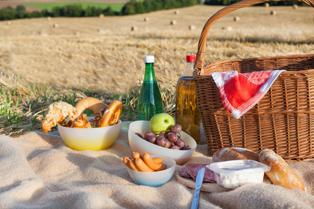 picknickkorg och olika mat och dryck p halm flt