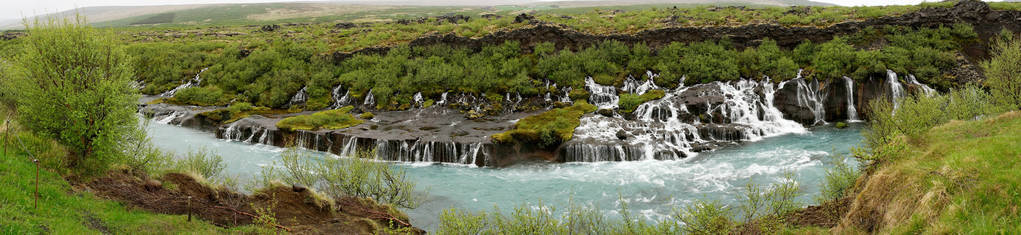 瀑布 Hraunfossar 的全景图片在冰岛