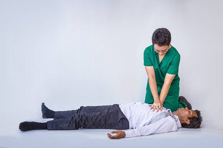 医疗急救心脏复苏图片