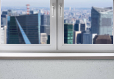窗口与窗台在居住的公寓和城市看法对城市