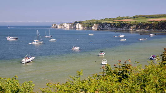 Studland 海湾与系泊船和老哈里岩石在背景附近斯沃尼奇, Purbeck, 赛特, 英国的小岛