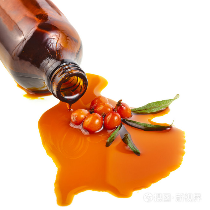 从瓶溢现货沙棘油隔离在白色照片-正版商用图片05wja9-摄图新视界