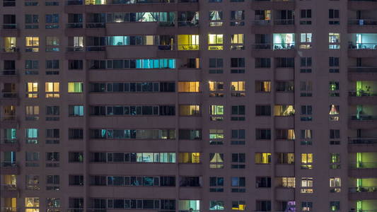 现代摩天大楼外观:玻璃纹理与光影交织