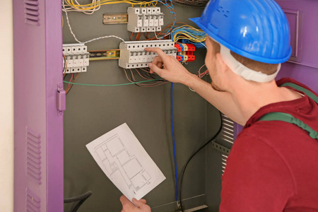 电工用电路图修理配电板照片