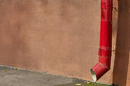 街射臀红颜色屋顶排水沟 downspout 排水管在门面住宅照片