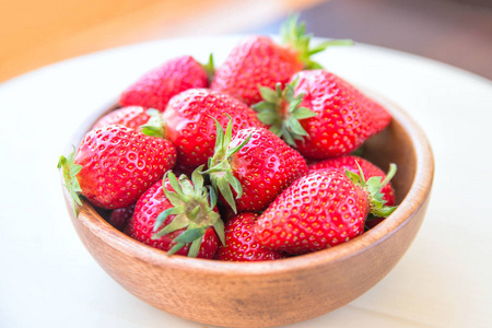 一个成熟的红色大草莓的宏观照片与小深度的领域
