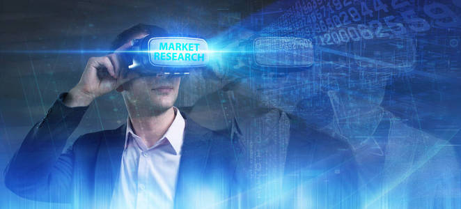业务，技术，互联网和网络概念。在虚拟现实眼镜工作的年轻商人看到题词 市场研究