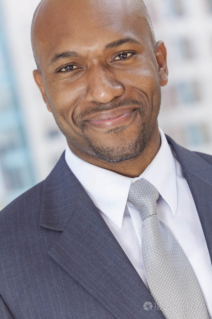 快乐的非洲裔美国商人