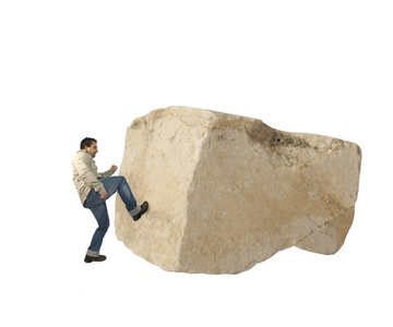 男人推石头照片