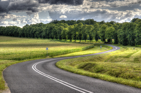 双弯曲的道路上照片