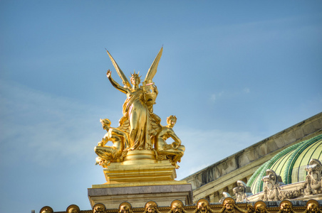 黄金雕像，巴黎歌剧中心