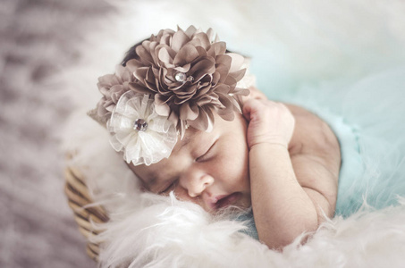 可爱和可爱的婴儿的肖像, 头带睡在篮子里。新生活与育儿理念
