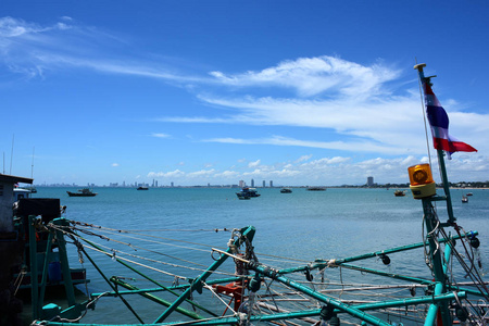 海景和小船在钓鱼码头和小船你能看见旅馆大厦。芭堤雅海滩和中天海滩泰国生活在曼谷, Chonburiview 港口 bangsar