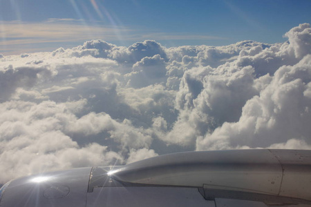 云彩和天空之间的云彩和地球的看法从飞机窗口从高度超过1.1万米在地面之上