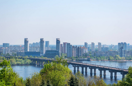 美丽的春天风景佩顿桥梁横跨第聂伯河, 基辅, 乌克兰