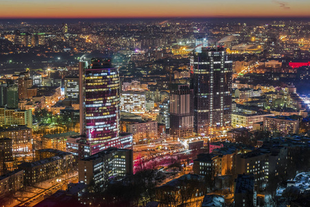 夜基辅市景，全景的现代建设基辅，乌克兰