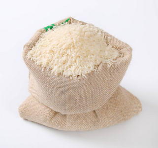 白色背景的白色长粒大米袋