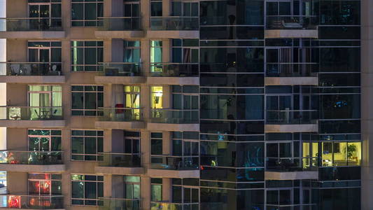 在夜晚 timelapse 的摩天大楼上闪闪发光的窗户.