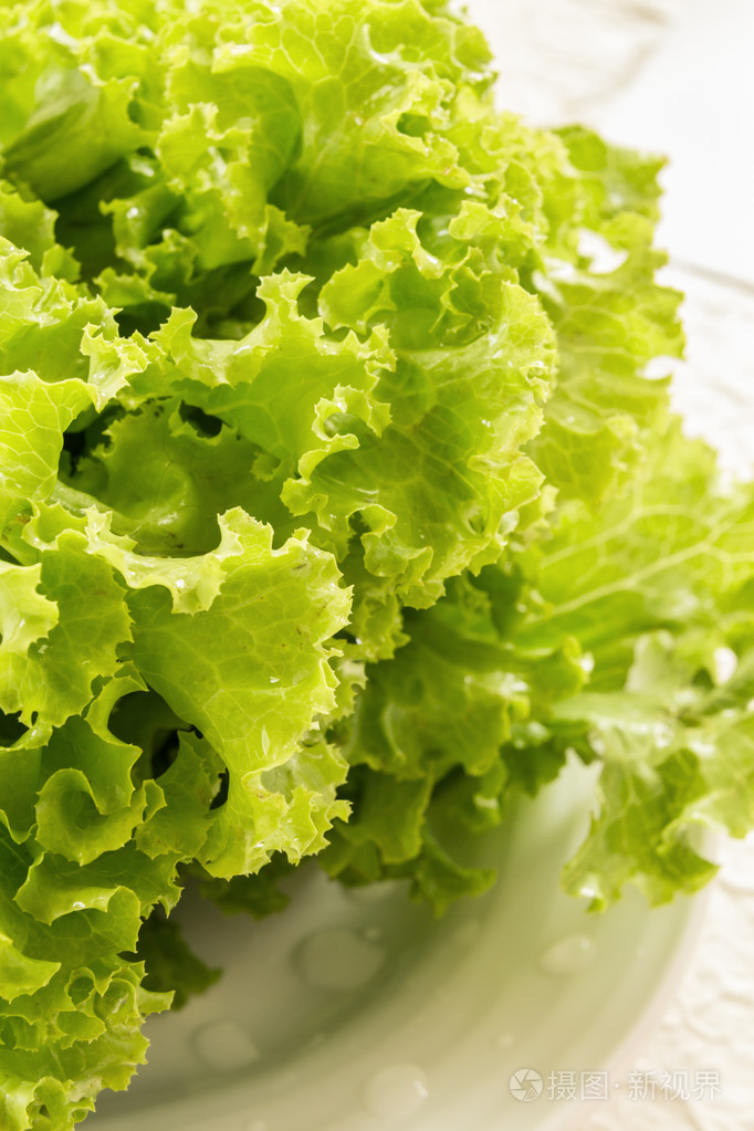 板上新鲜生菜
