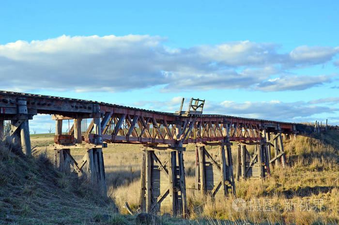 旧的废弃的木制铁路桥梁在boorowa河在西新南威尔士州的农村中西部