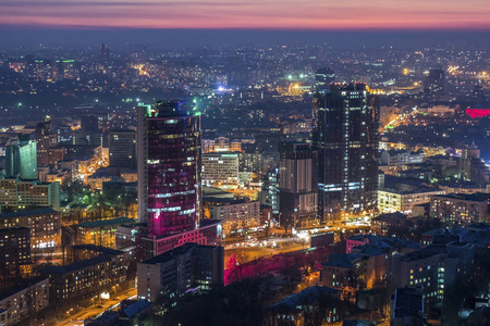 夜基辅市景，全景的现代建设基辅，乌克兰