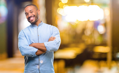 自信的笑非洲裔美国人与胡子自信和快乐的一个大的自然微笑晚上笑照片