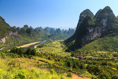 李河与石灰石岩石边图片